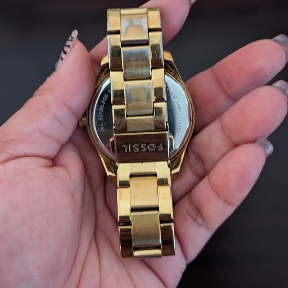 Elegant Fossil Watch for Women with Small Wrists - Dazzling and Functional - Picture 2 of 3